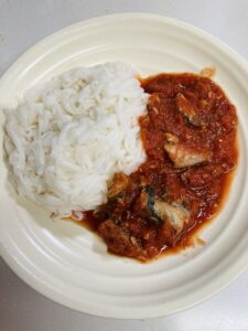 サバトマトソース麺